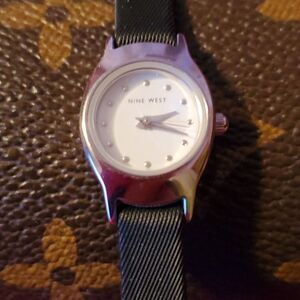 NWOT Nine West 9W/1248 Tiny Petite Case Ladies Watch Silver & Black‎